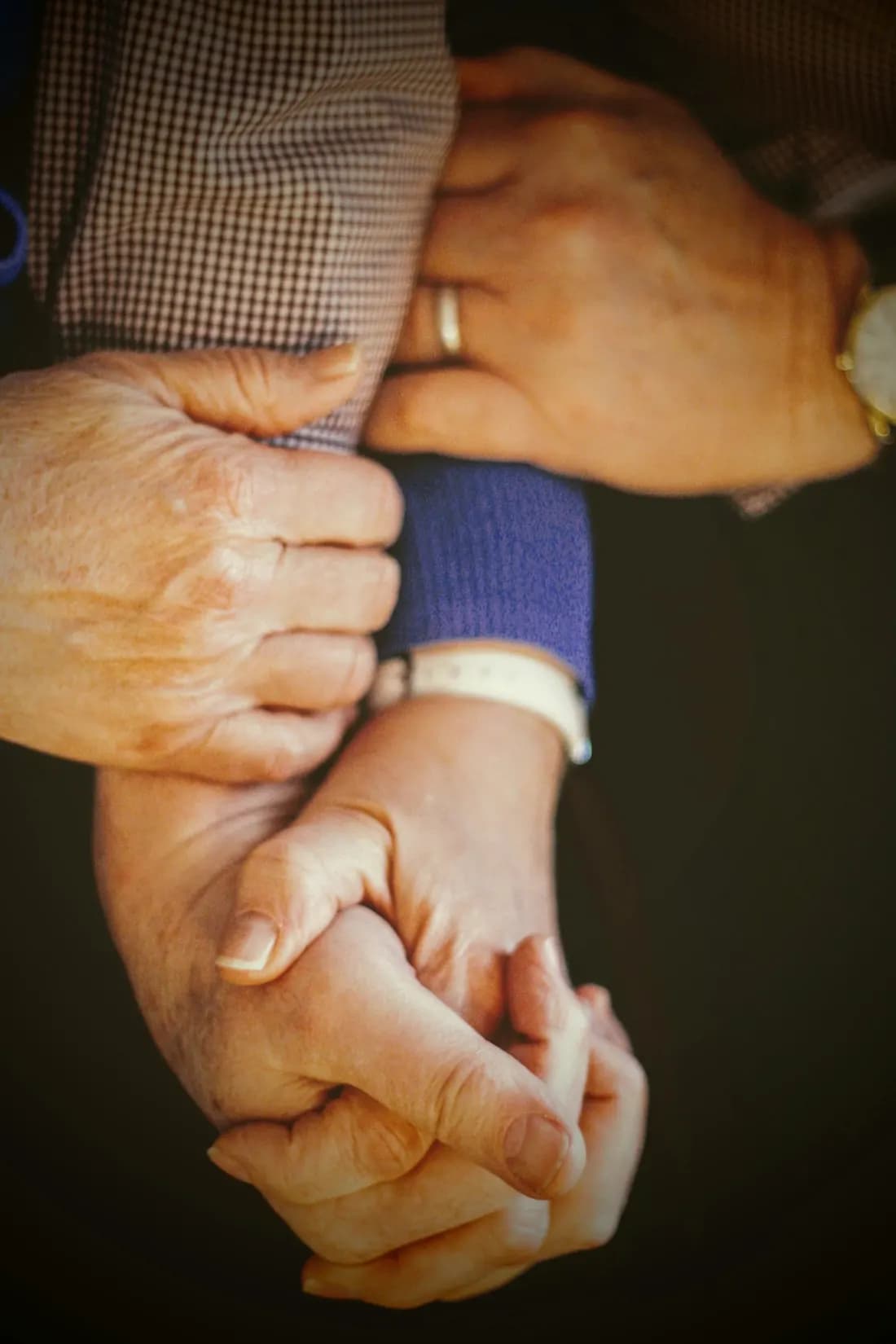 Manos de tres generaciones unidas